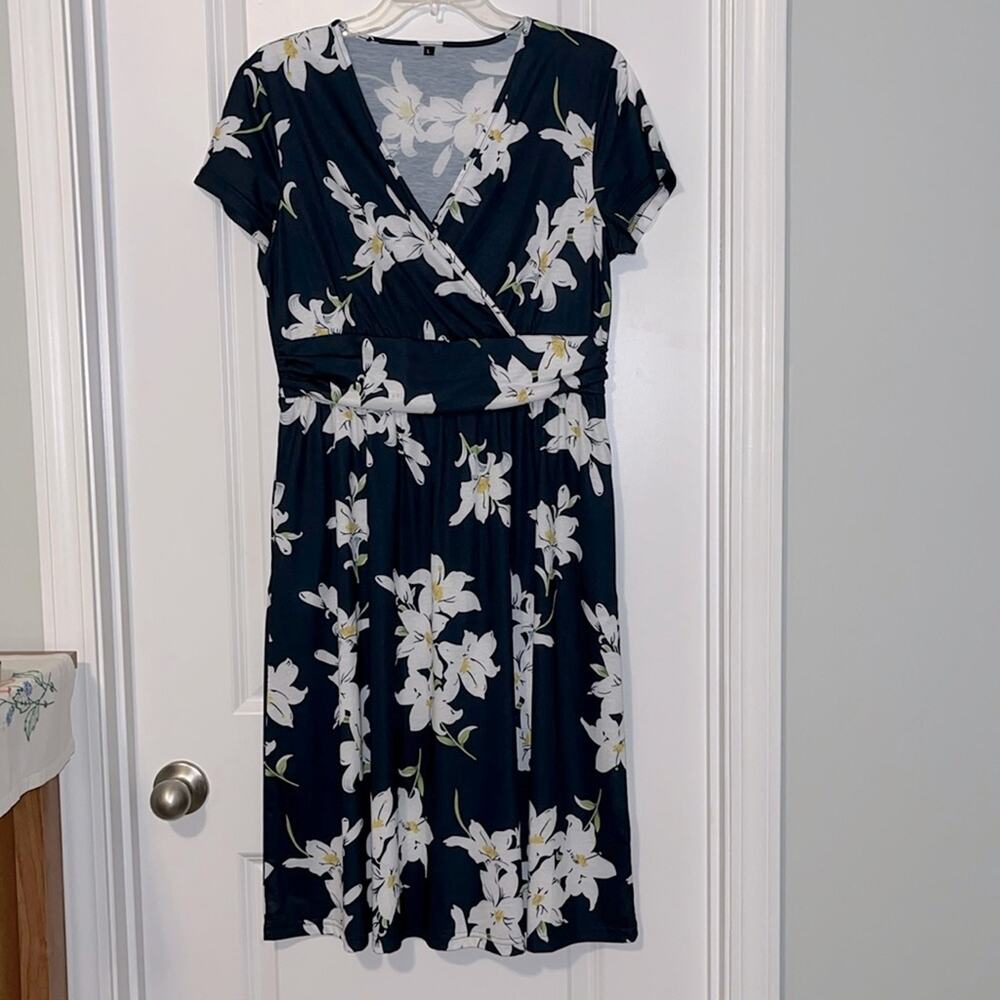 ⚡️ 3 for $30 ⚡️ OUGES Short Sleeve V-Neck Floral Dress, NWOT